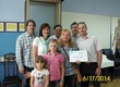Ecio Babič, zastopnik Adriatica Slovenice (AS), Julijana Frank, organizatorka prodajne mreže AS, Vlado Ostrouška, predsednik RK Izola, Zoran Ivančič, zastopnik AS in Mitja Skončnik, organizator prodajne mreže AS iz poslovne enote Koper, spredaj pa Elena Žužič z otrokoma (od leve).