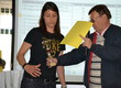 mentorica ekipe OŠ Livade Hana Škrbec prejema pokal od predsednika OZRK Vlada Ostrouške 